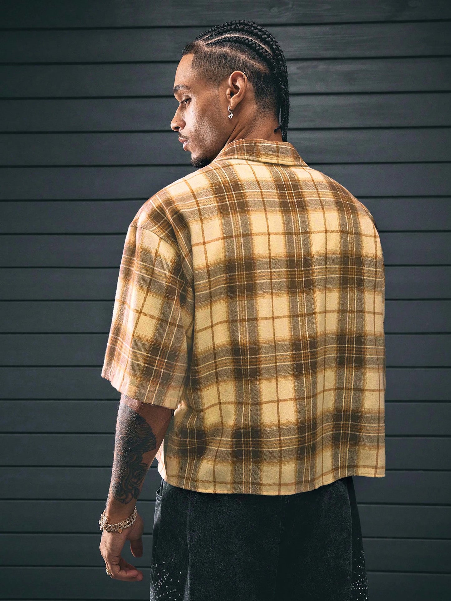 Men's collegiate style casual short-sleeve plaid shirt for spring, summer, and autumn. Suitable for campus wear, casual outings,